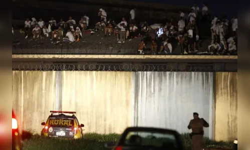 Dois presos fogem e um é jogado do telhado em madrugada tensa na PEL II