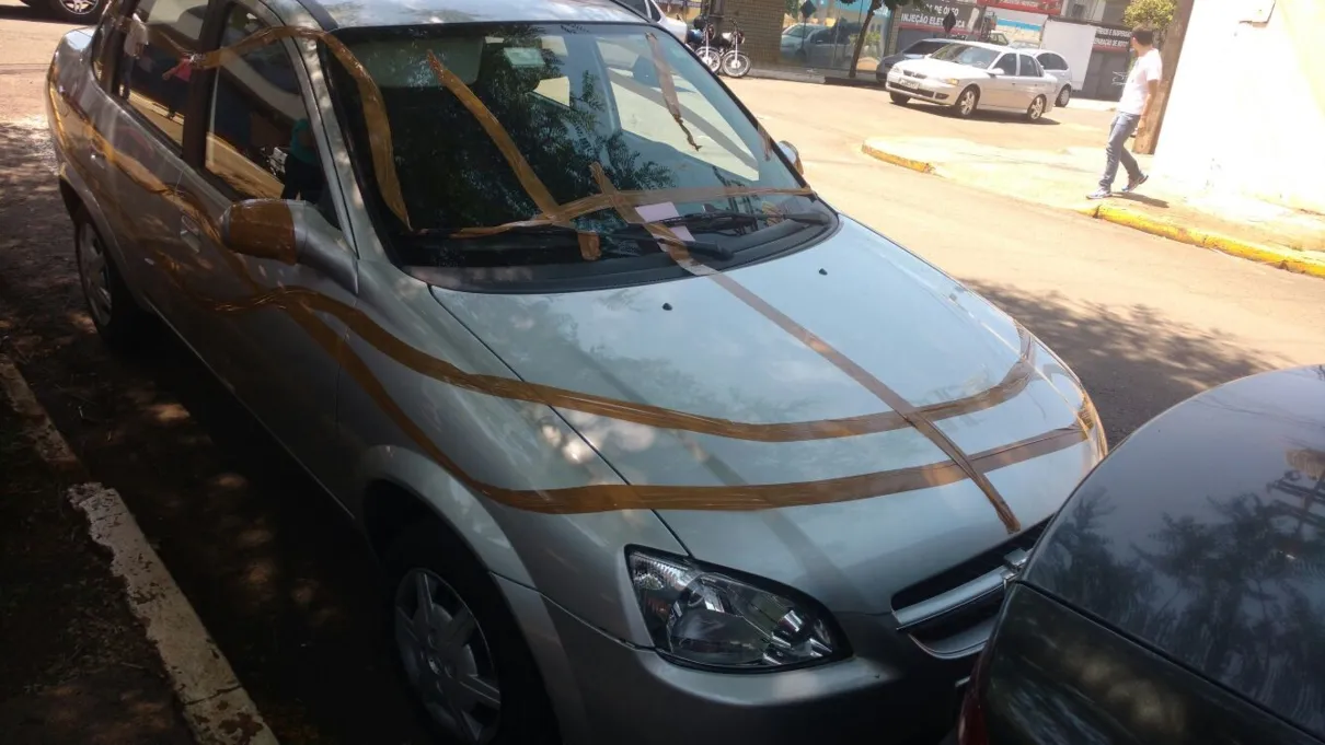 Populares colam fita adesiva em carro estacionado de forma irregular em Apucarana - Foto encaminhada via WhatsApp