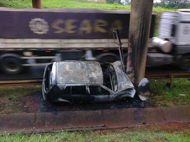 Carro se choca com viaduto e pega fogo em Apucarana; motorista sofre lesão grave - Foto de internauta