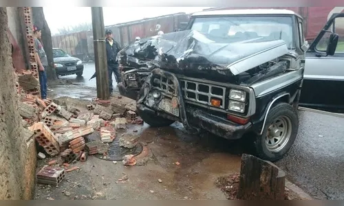 ​Após colisão com trem, caminhonete bate em muro de casa