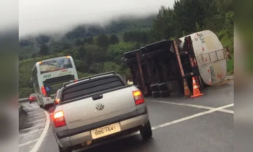 Caminhão tanque tomba na Serra do Cadeado