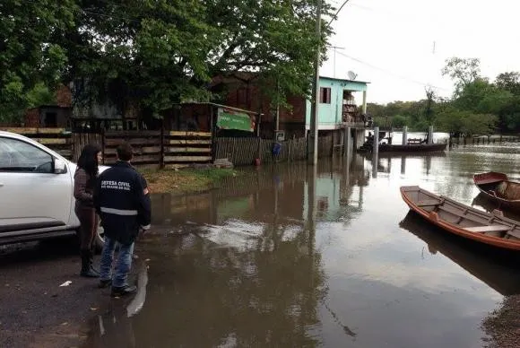 Equipes da Defesa Civil prestam apoio a moradores de São Jerônimo, uma das cidades gaúchas atingidas pela chuva Divulgação/Defesa Civil do Rio Grande do Sul