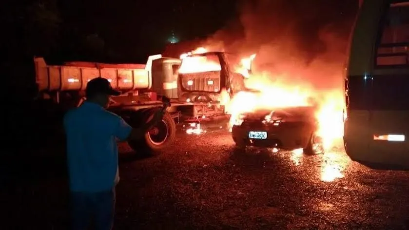Viatura da PM é incendiada no pátio da Prefeitura de Jaguapitã - Foto: encaminhada por José Luiz Mendes