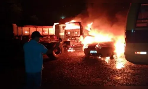 Viatura da PM é incendiada no pátio da Prefeitura de Jaguapitã