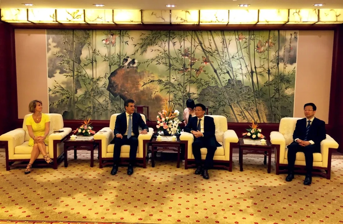 Governador Beto Richa durante reunião na prefeitura de Xangai com a participação da cônsul Ana Cândida Peres.Xangai, 13/10/2015.Foto: Divulgação