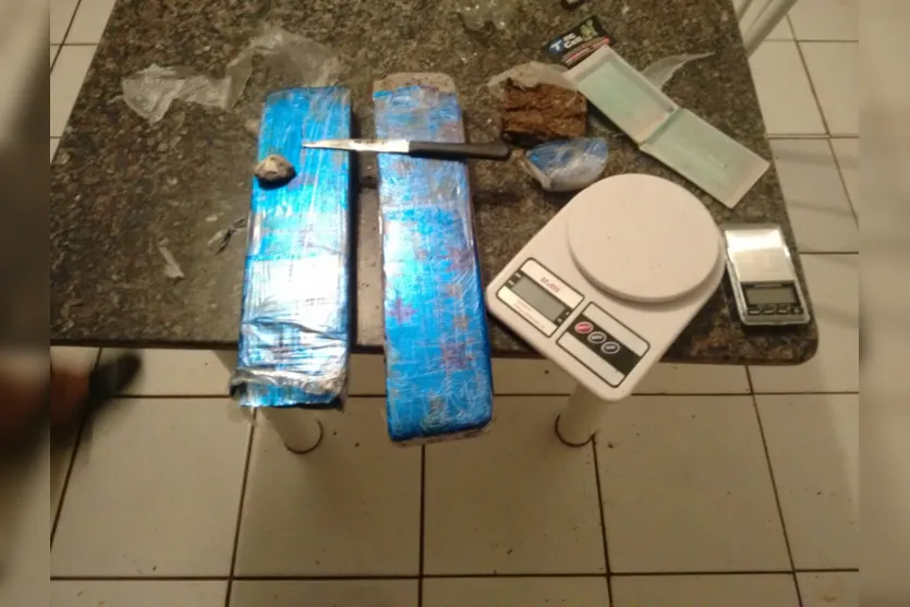  Durante as buscas no interior da casa de Renan foi localizado 2.436 kg de maconha e duas balanças de precisão (Foto/Divulgação) 