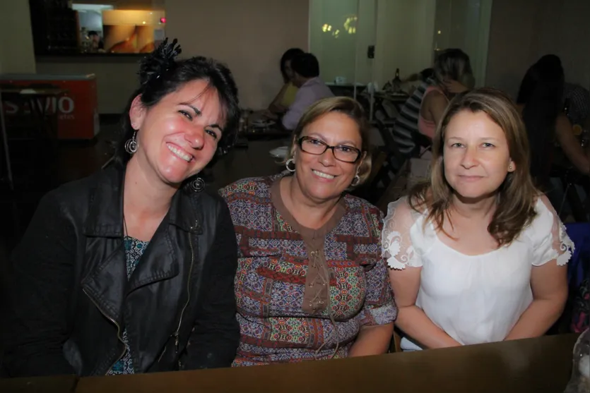  Regiane Freitas, Leonice Mendes e Edna Padilha deram uma pausa no bate-papo para os flashes de Milena Ananias 