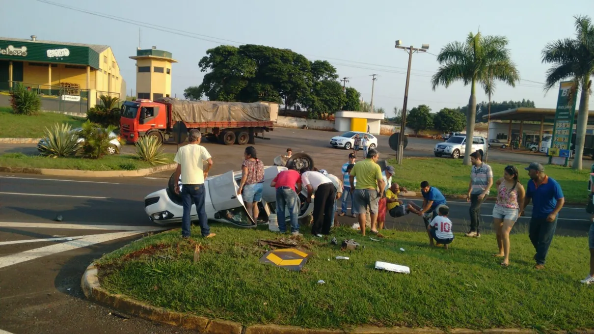 Colisão seguida de capotamento de veículo em Apucarana deixa casal e criança feridos Foto:Rogerio/Eliandro