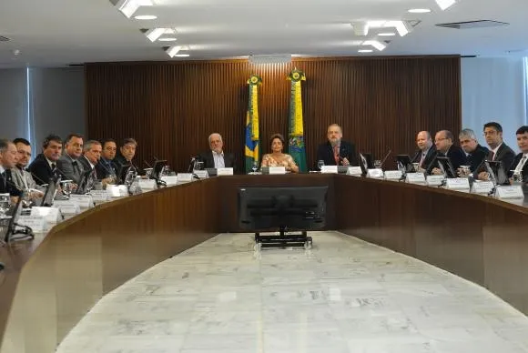 A presidenta Dilma Rousseff se reúne com dirigentes da Confederação Nacional de Municípios (CNM) no Palácio do PlanaltoElza Fiúza/Agência Brasil
