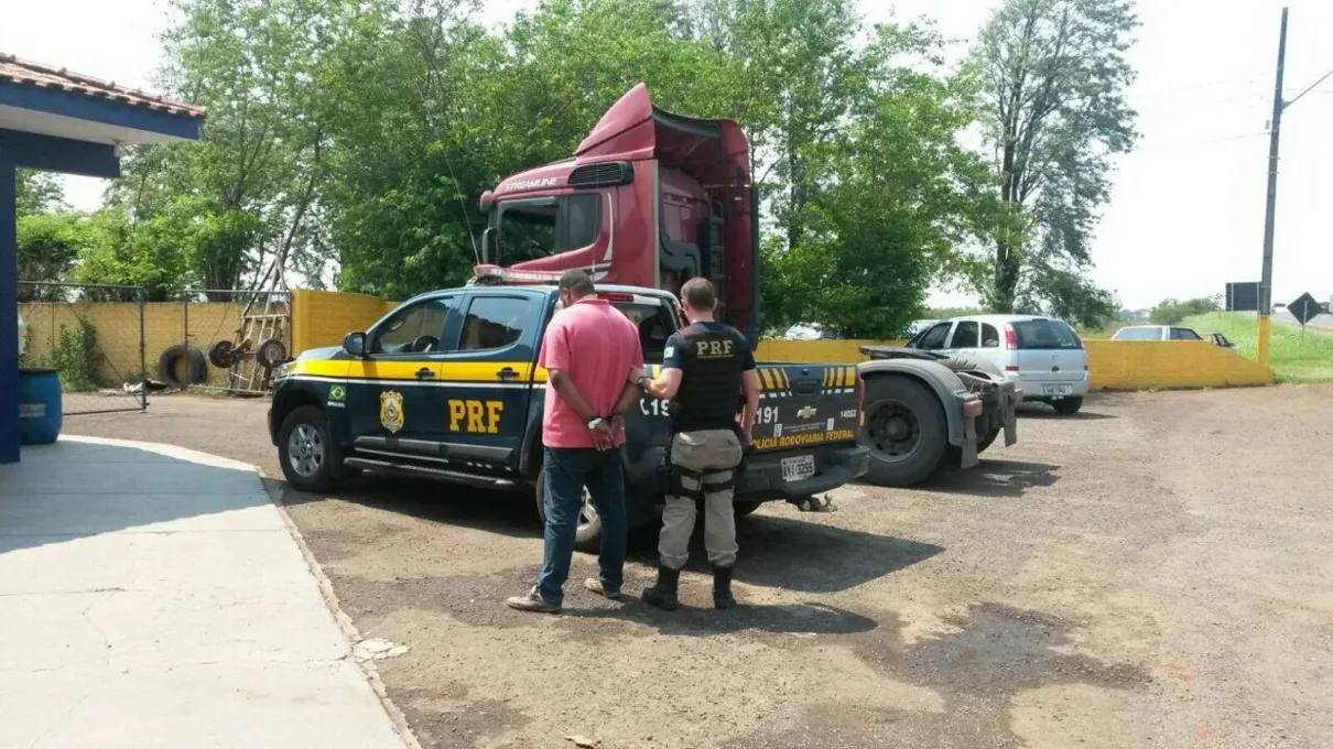 ​Caminhão roubado é recuperado pela PRF em Apucarana - Foto: Divulgação/PRF