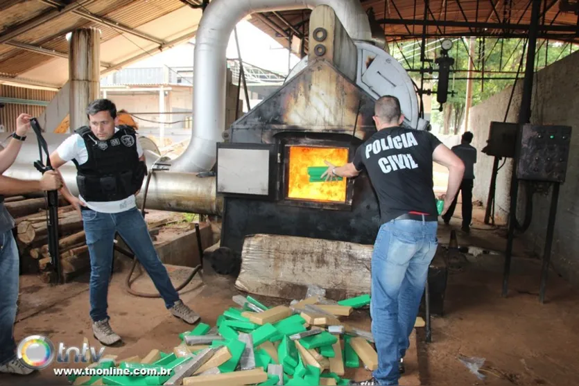  Polícia Civil incinera 390 kg de maconha e 5 kg de cocaína em Apucarana - Foto: José Luiz Mendes 