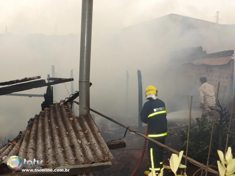 Incêndio destrói casa e danifica outra em Apucarana - Foto: Delair Garcia