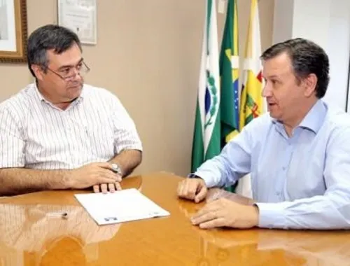 O prefeito de Apucarana, Beto Preto, e o secretário Marcelo Machado anunciaram nova edição do Refis - Foto: Divulgação