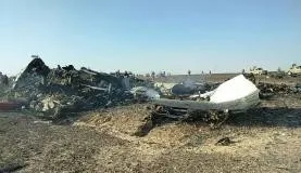 Restos do avião russo que caiu na Península do Sinai, no EgitoSTR/Agência Lusa