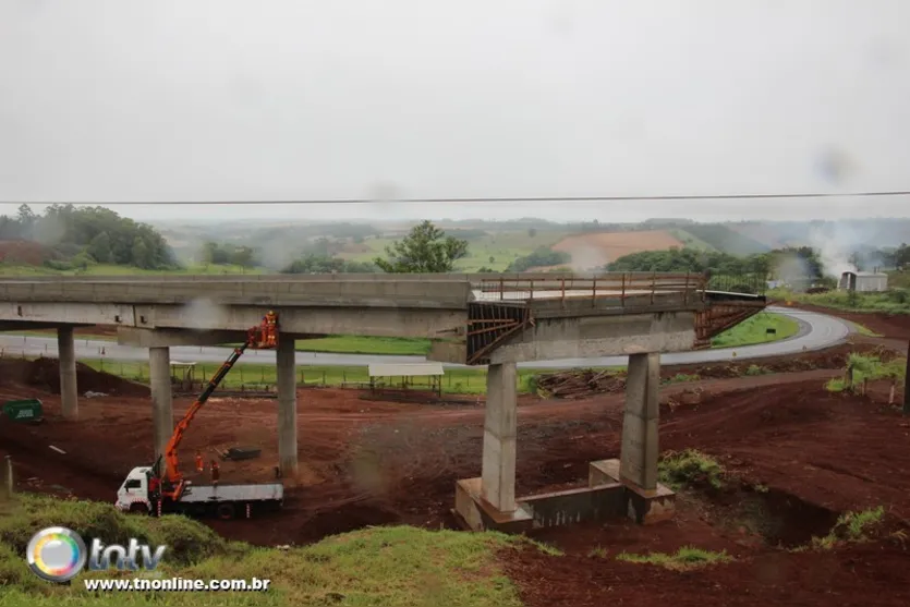  Obra de construção de um viaduto no contorno de Apucarna - Foto José Luiz Mendes 