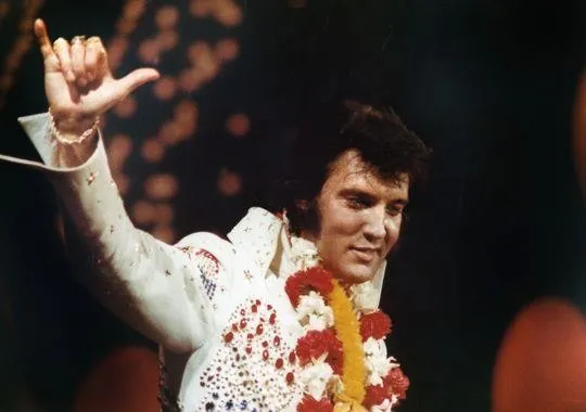 Elvis volta ao topo das paradas britânicas com álbum de orquestra
