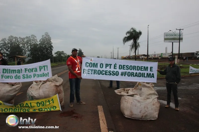 A greve dos caminhoneiros começou na segunda-feira (9), por volta das 6 horas, com a mobilização de motoristas em Apucarana, mas ainda sem a adesão esperada - Foto: José Luiz Mendes