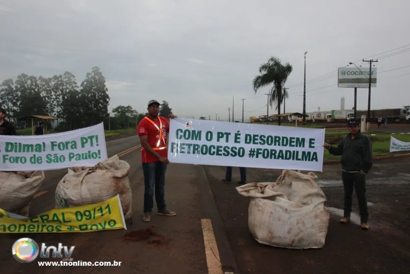  A greve dos caminhoneiros começou na segunda-feira (9), por volta das 6 horas, com a mobilização de motoristas em Apucarana, mas ainda sem a adesão esperada - Foto: José Luiz Mendes 
