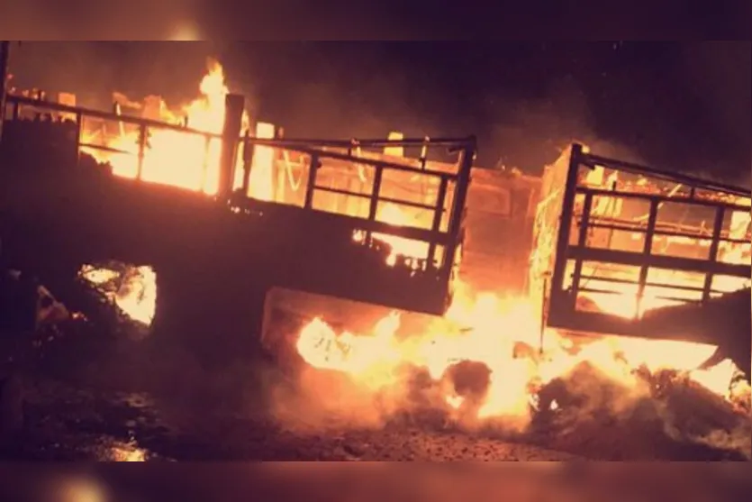  Em meio a greve, carretas são incendiadas em pátio de posto em Mauá da Serra  - Foto: Angelica Correa Gonzaga/WhatsApp Folha 