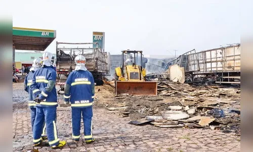 Quadrilha usa retroescavadeira em furto e põe fogo em carretas na fuga