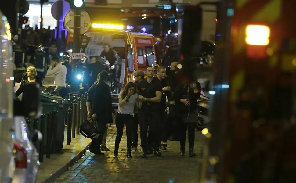 Ataques coordenados aterrorizam Paris e deixam 127 mortos - www1.folha.uol.com.br