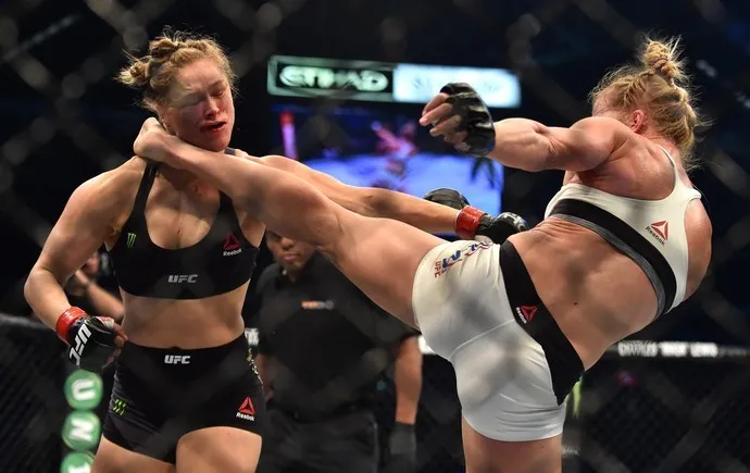 Holly Holm desfere o chute que definiu a vitória surpreendente sobre Ronda Rousey (Foto: Paul Crock/AFP/Getty Images)