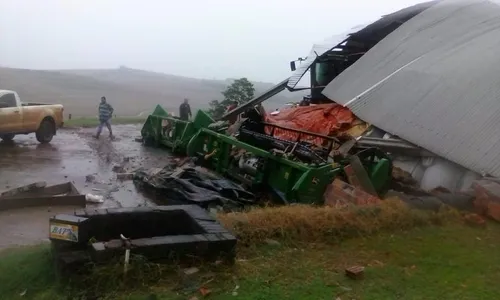 Temporal provoca quedas de árvores e destelhamentos  e alagamentos