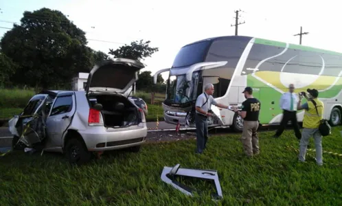 Rapaz morre em colisão frontal na contramão em Londrina - Foto encaminhada pelo whatsapp por Eliandro Piva