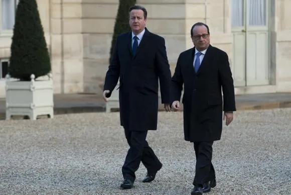 O primeiro-ministro britânico, David Cameron, e o presidente francês, François Hollande, em Paris-Agência Lusa