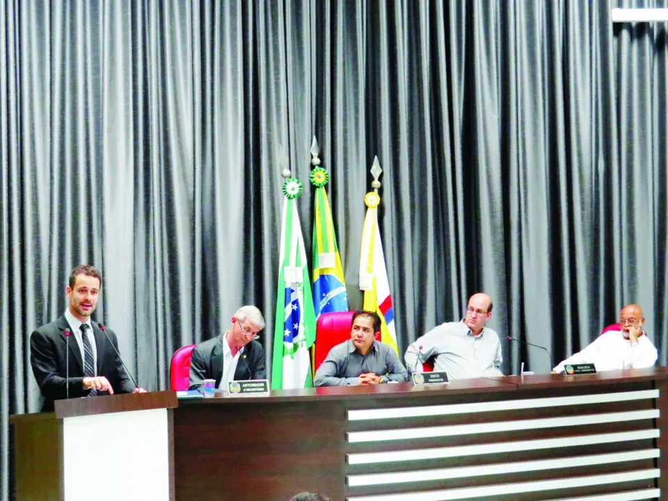 Promotor Thiago Cava fala aos vereadores sobre consumo ilegal de bebidas em postos | Foto: Divulgação