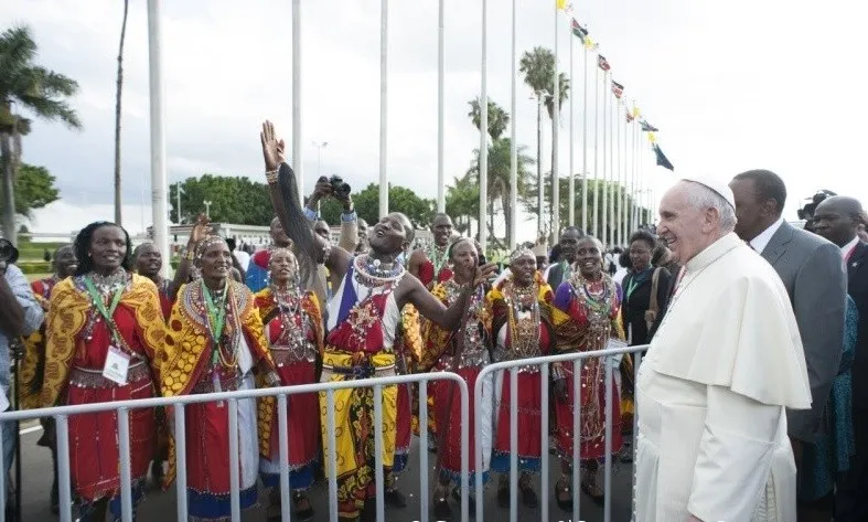Papa Francisco é recebido com festa por quenianos (Divulgação)