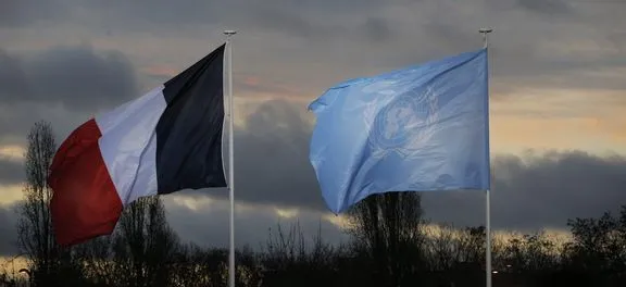 Bandeiras da França e das Organizações Unidas - Imagem: Agência Brasil