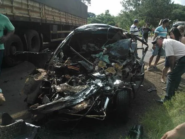 Motorista morre após bater de frente com carreta em Faxinal