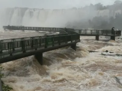 O rapaz pulou sobre as grades de uma das passarela das Cataratas  (Foto: Cataratas do Iguaçu S.A. / Divulgação)