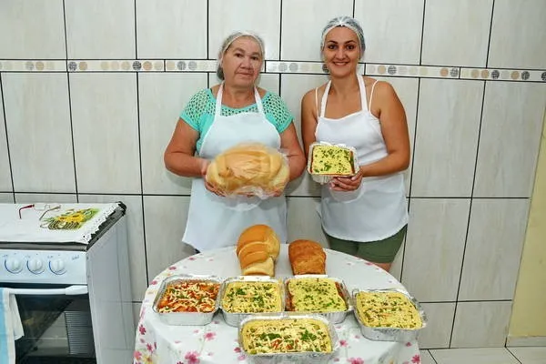 Daliane Barreira ao lado da mãe Maria Divina Barreir: negócio próprio após desemprego | Foto: Sérgio Rodrigo
