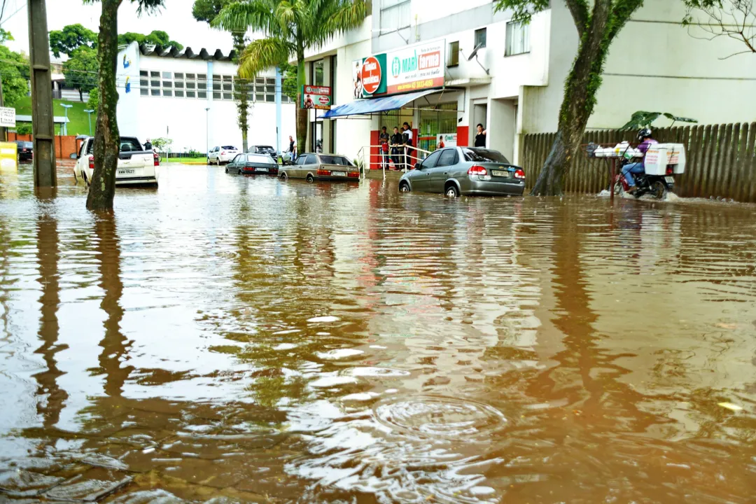 Chuva alagou a Rua Clotário Portugal (Foto: Sérgio Rodrigo)