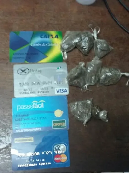 Maconha e cartões de vítima de roubo apreendidos com assaltantes - Foto: Divulgação