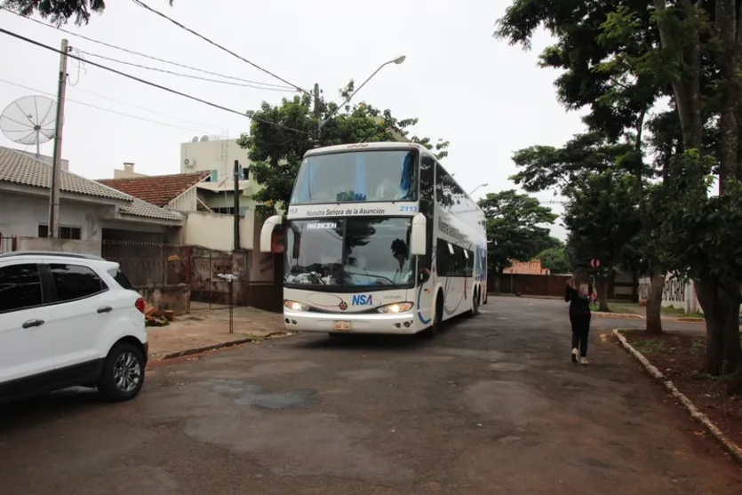 ​Dois ônibus que iam de São Paulo para o Paraguai são assaltados na PR-444
