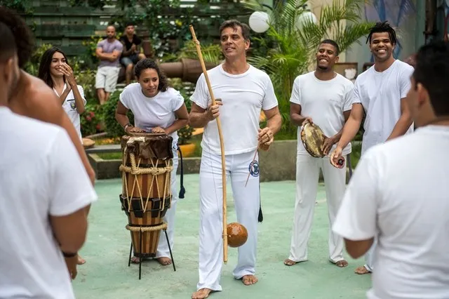 Beto Simas participa da série como mestre de capoeira (Crédito: Globo/Renato Rocha Miranda)