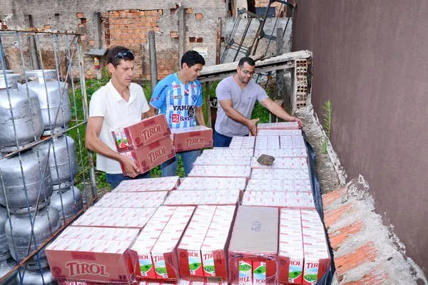Caixas de leite apreendidas no Mercado Família - Da Família Pereirinha (Foto: Delair Garcia)