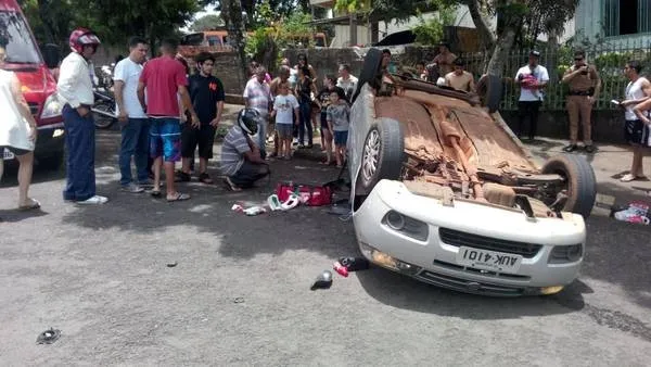 Fiat Palio capotou após a colisão (Foto: Rodrigo Almeida/WhatsApp Tribuna)