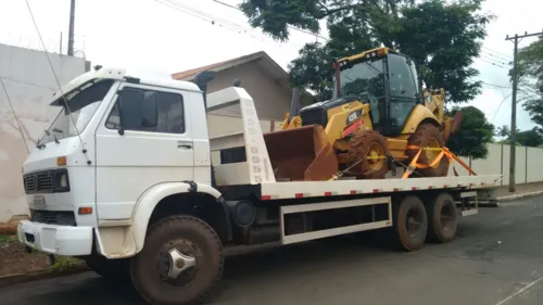 De acordo com a PM, a retroescavadeira foi furtada em Londrina, e está avaliada em mais de R$ 240 mil - Foto: Eliandro Piva