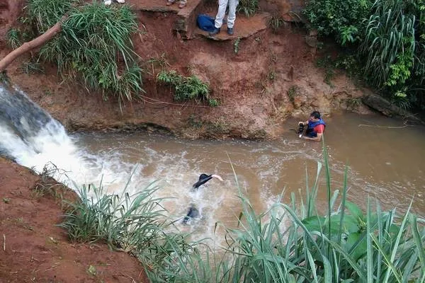 Bombeiros mergulham para localizar o corpo do adolescente  | Foto: Sérgio Rodrigo