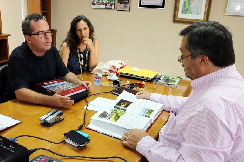 Prefeito Beto Preto recebe livro “Apucarana Uma História de Sucesso no Norte do Paraná” - Foto: Divulgação