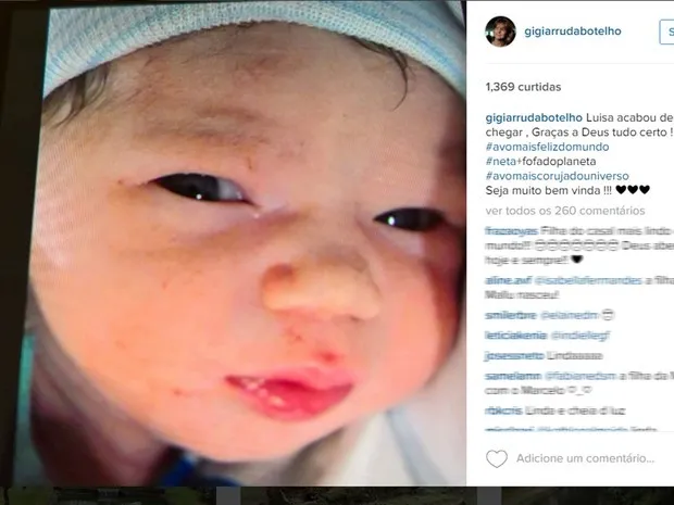 A paisagista Gigi Botelho, mãe de Mallu Magalhães, postou no Instagram uma foto da primeira filha da cantora, Luisa, com Marcelo Camelo (Foto: Reprodução/Instagram/gigiarrudabotelho)
