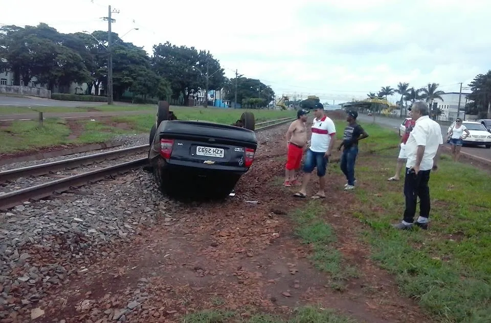 Veículo capotou em Arapongas na tarde deste primeiro dia de 2016; motorista sofreu apenas escoriações - Foto: Luiz Felipe Demétrio