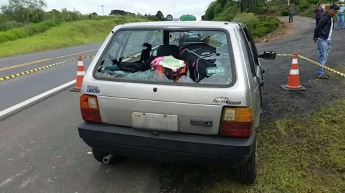 Peça se soltou  de caminhão e atravessou o carro: um idoso morreu - Foto: Divulgação/PRF