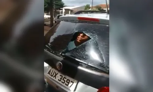 ​Homem diz estar com o demônio e quebra viatura da GM de Sarandi (PR) - veja vídeo