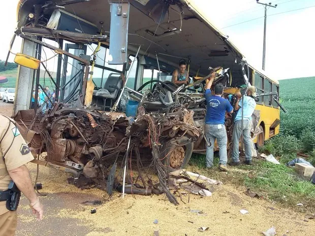 Um dos ônibus envolvido no acidente levava trabalhadores rurais e ficou destruído (Foto: Gesli Franco / RPC )