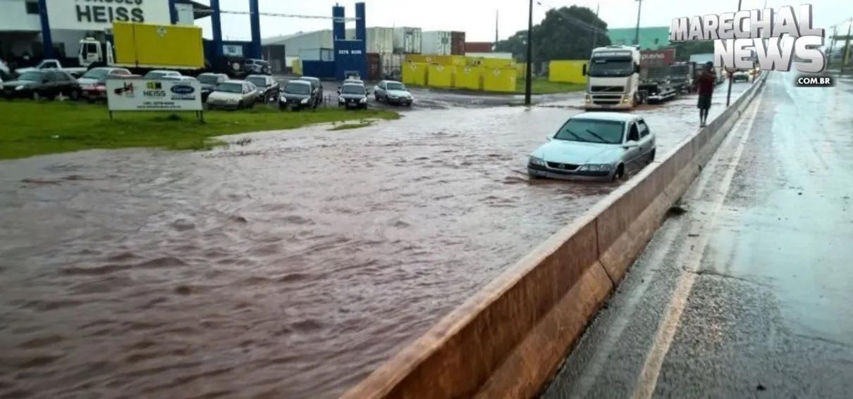 Alagamento é registrado em rodovia do Paraná - Foto Leo Silva/marechalnews
